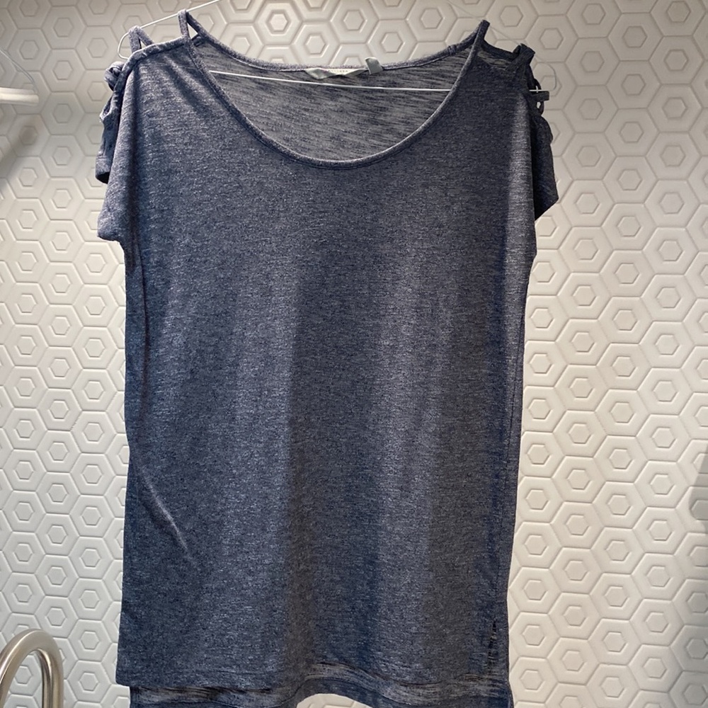 Atleta tee cold cut shoulder